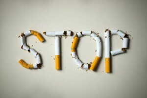 Ordet stop stavet med cigaretter