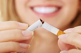 Pige der smiler med en knækket cigaret