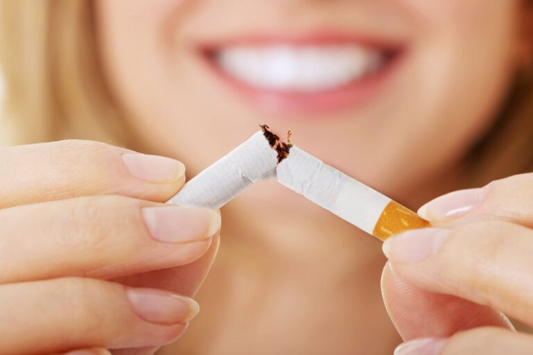 Pige der smiler med en knækket cigaret